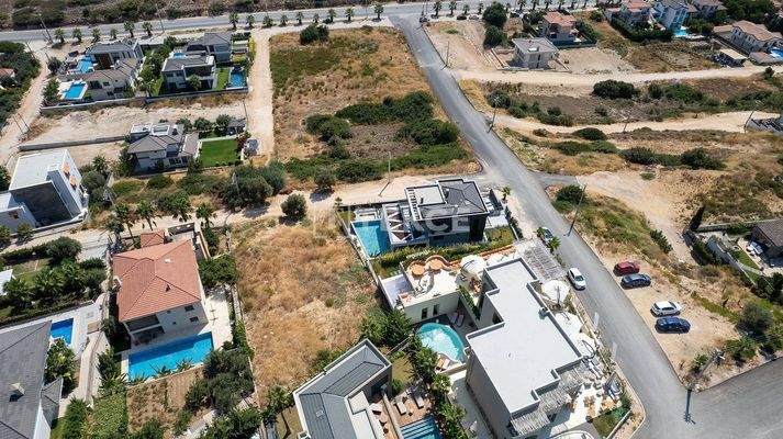 Villa with Pool Close to the Sea in İzmir Çeşme