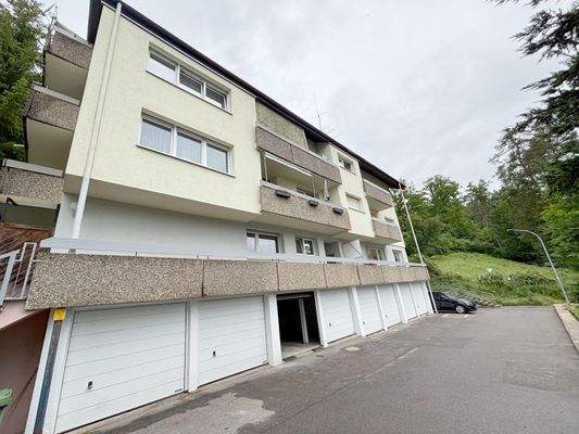 Hausansicht mit Garagen