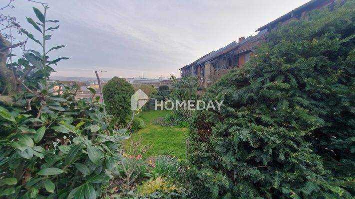 Blick auf das Gartenplateau und die Hauszeile