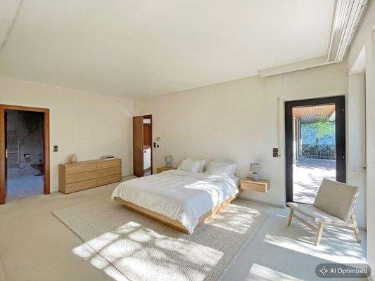 [KI-optimiertes Foto] Das Masterschlafzimmer bietet einen direkten Zugang zum Garten sowie einen herrlichen Blick ins Grüne