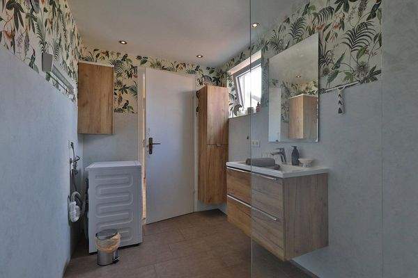 modernes Badezimmer mit Dusche