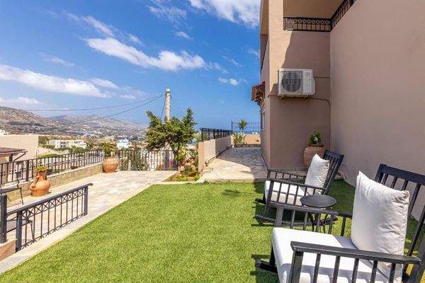 Ligaria: Villa mit drei Wohnungen und Pool zu verkaufen