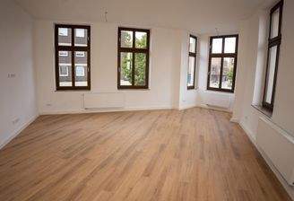 Wohnzimmer mit Fensterfront