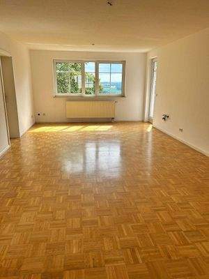 Wohnzimmer mit Balkon