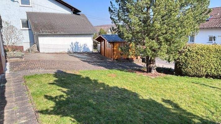 Der Blick auf den Hof und das Gartenhaus