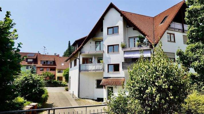 Hausansicht Hofseite mit Loggia und TG-Einfahrt