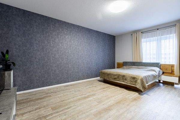 Das Wohnzimmer mit Terassenzugang, das aktuell als Schlafzimmer genutzt wird