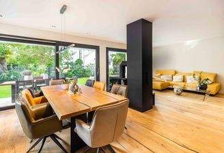 Ess- und Wohnbereich mit Gartenansicht