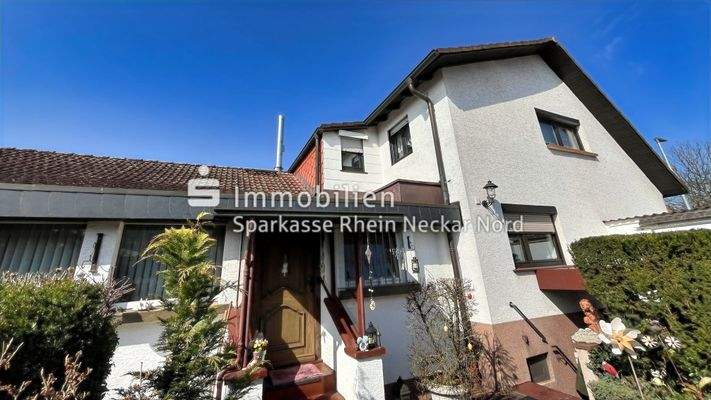 seitliche Hausansicht mit Blick zur Haustür