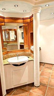 neuwertige Sanitäranlagen