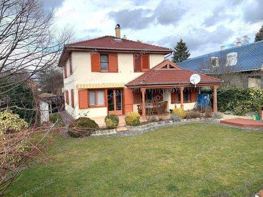 Außenansicht Haus und Garten