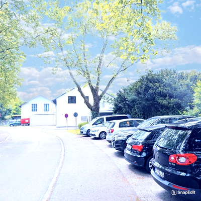 Auch freie Parkflächen vor der Anlage.png