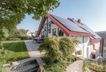 Seitenansicht DG mit PV-Anlage - (KI generiert)