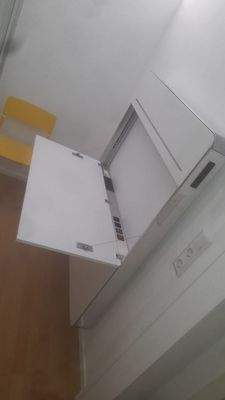 Moderner Sekretär zum Arbeiten kann gestellt werden