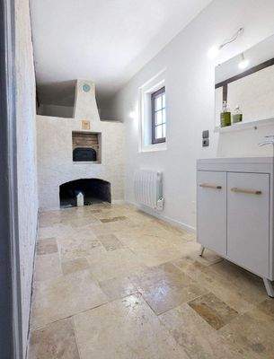 Haushaltsraum mit Backofen 