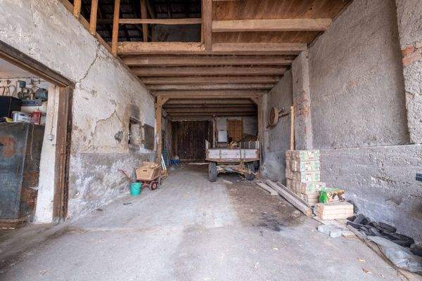 Scheune mit beidseit. Tor