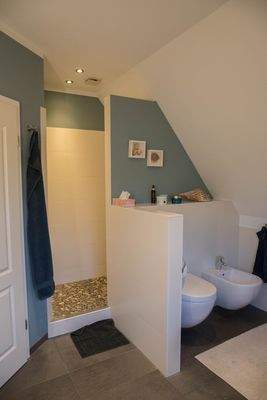 Bad 1-Blick auf die offene Dusche