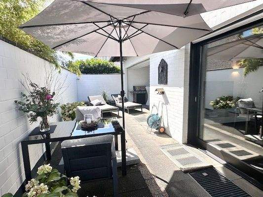 seitliche Sonnenterrasse