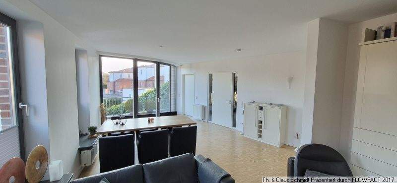 Lichtdurchflutetes Wohnzimmer mit gr Balkon