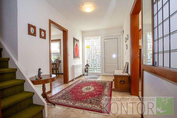 Eingangsbereich mit Treppenaufgang