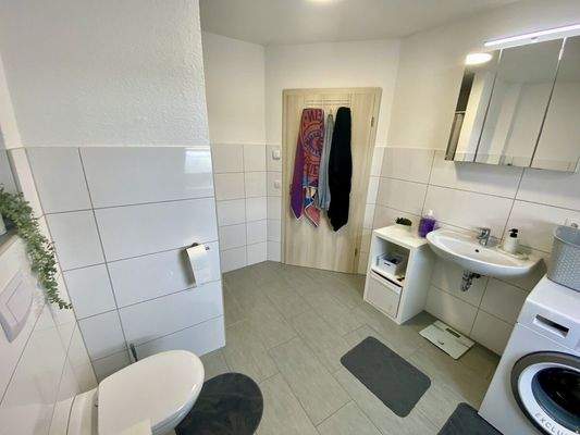 9) MFH, Wohnung, Badezimmer