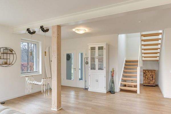 Haustür und Aufgang OG