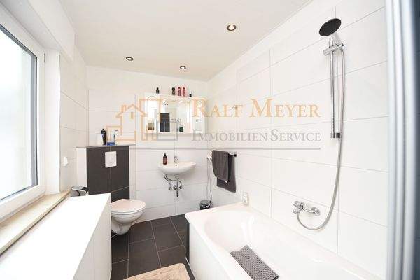 Tageslichtbad mit Wanne im OG