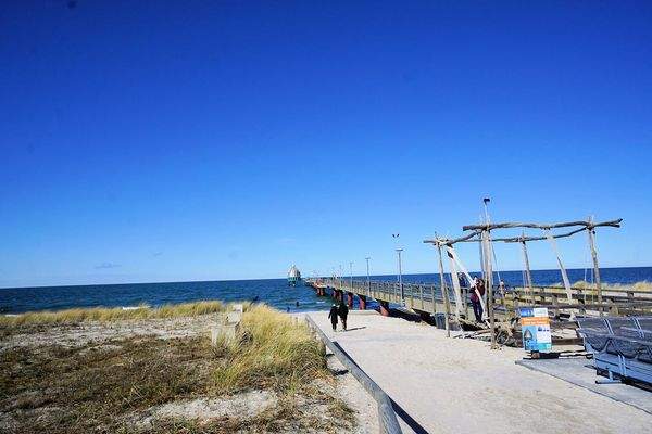 Strand und Seebrücke Zingst (2).JPG