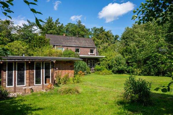 Blick auf das Nebengebäude und das Haus