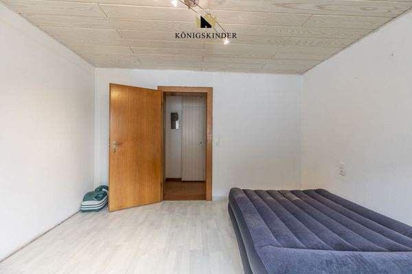 Schlafzimmer mit viel Tageslicht