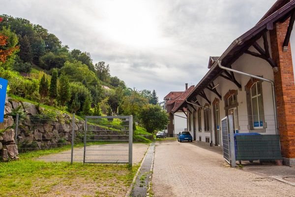 Rückansicht mit Parkplätzen