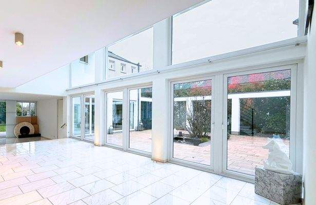 Wohnbereich mit Blick ins Atrium