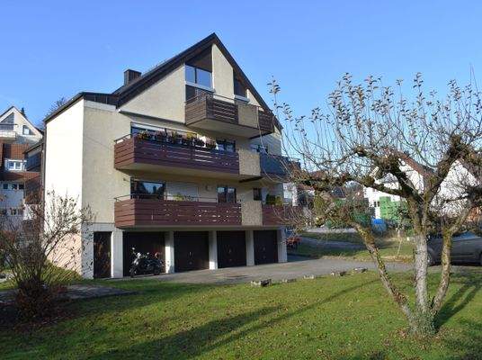 Hausansicht mit gemeinschaftlichem Garten 