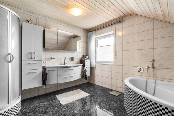 Bad mit Dusche und Eckbadewanne im OG