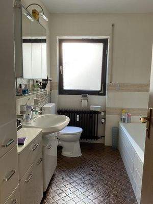 Badezimmer mit Wanne u. Dusche im Erdgeschoss