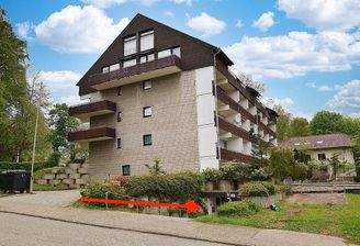 Zufahrt zur Tiefgarage (Pfeil)