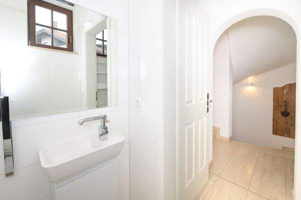 Gäste-WC mit Fenster |  EG