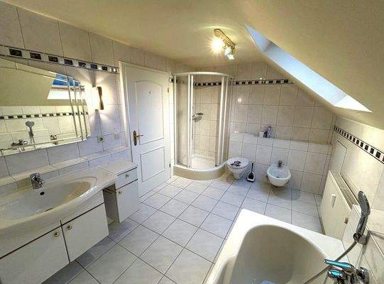 Mit Wanne und Dusche