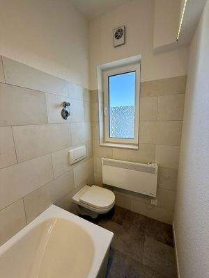 Badezimmer mit Fenster