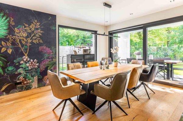 Essbereich mit Blick ins Grüne