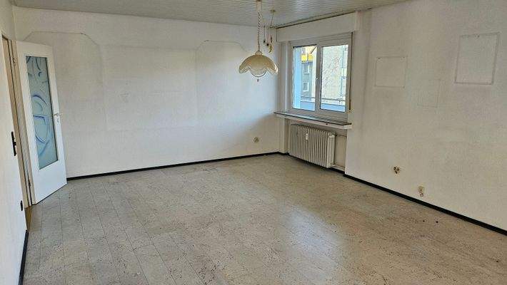 Wohnzimmer mit Blick auf den großen Balkon