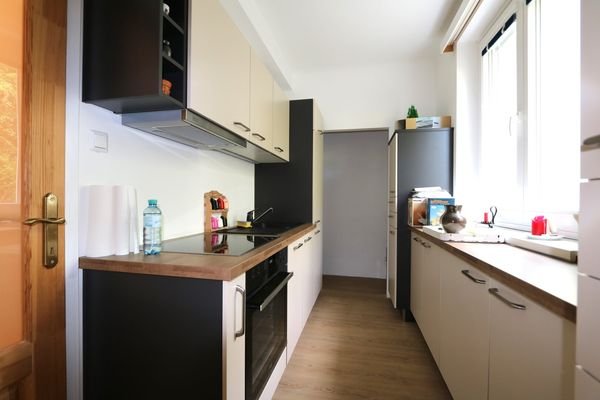 möblierte Küche mit sämtlichen Geräten