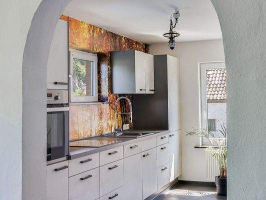 Blick vom Esszimmer in die Küche