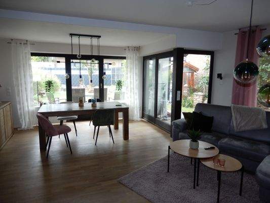 Wohnzimmer mit großer Fensterfront und Kaminofen 