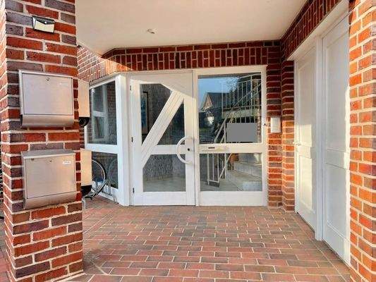 Eingangsbereich mit Klingelanlage u. Briefkästen 