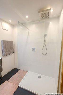 Große Raindance-Dusche im Bad