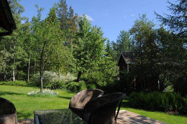 Garten u. Gästehaus von der Terrasse aus