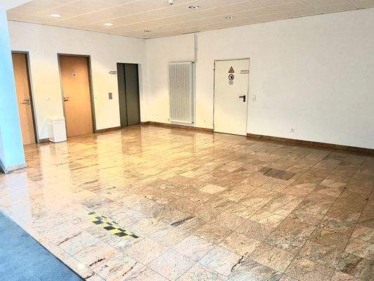 Eingang vom Hochregallager ins Bürogebäude