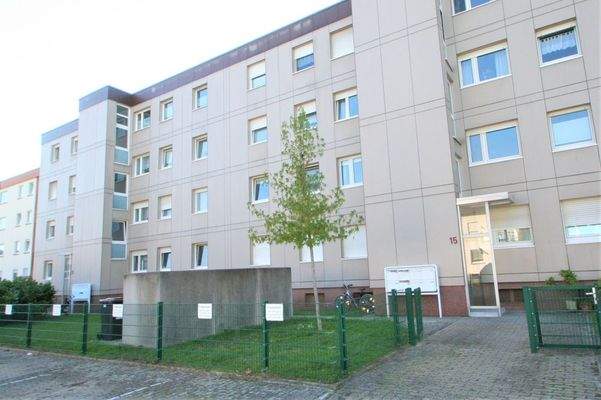 Außenansicht mit Stellplatz