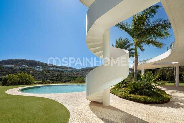 Detached Key-Ready House with a Swimming Pool in Casares